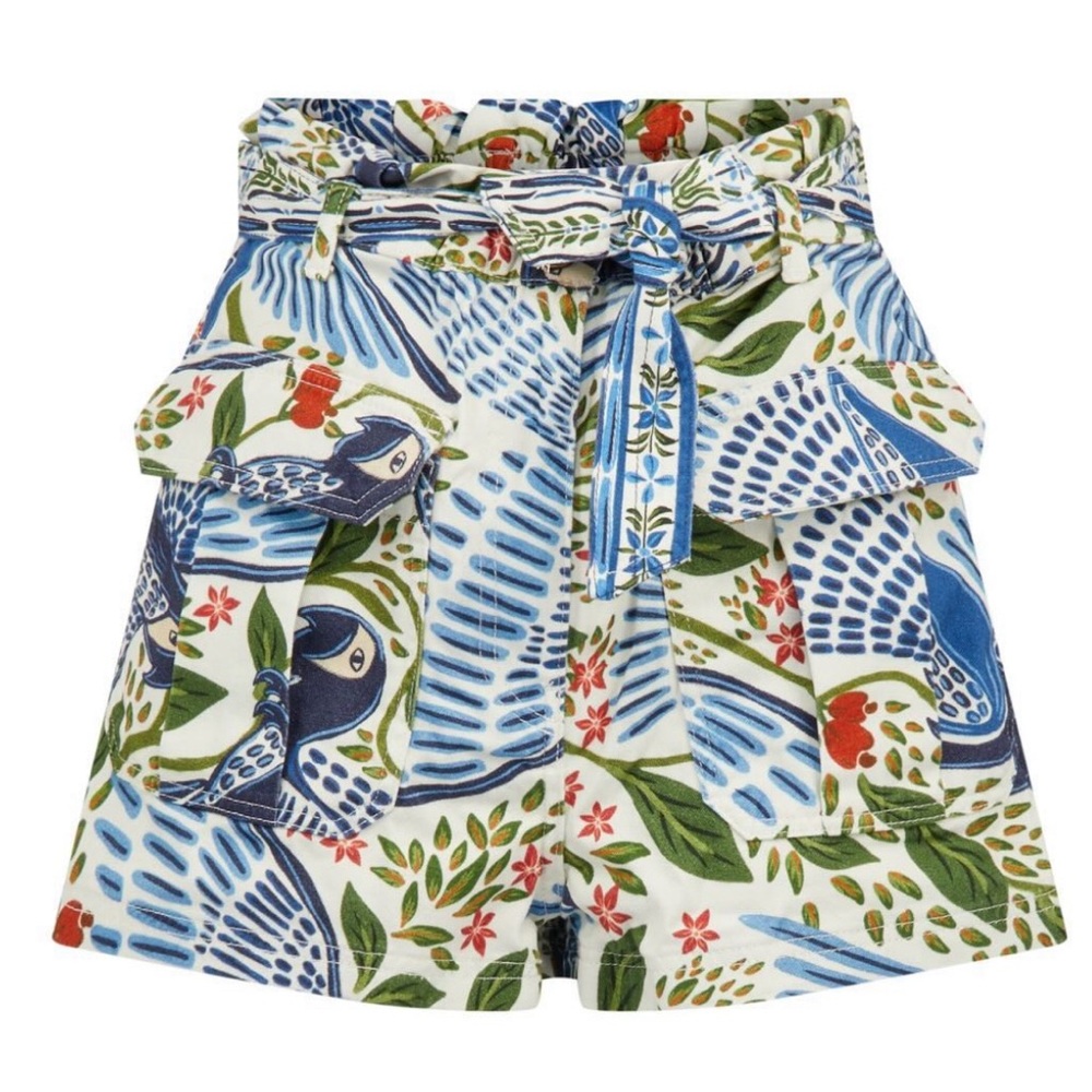Cropped shorts,belted waist,buttoned fastening, pleat details,high-waisted fit.